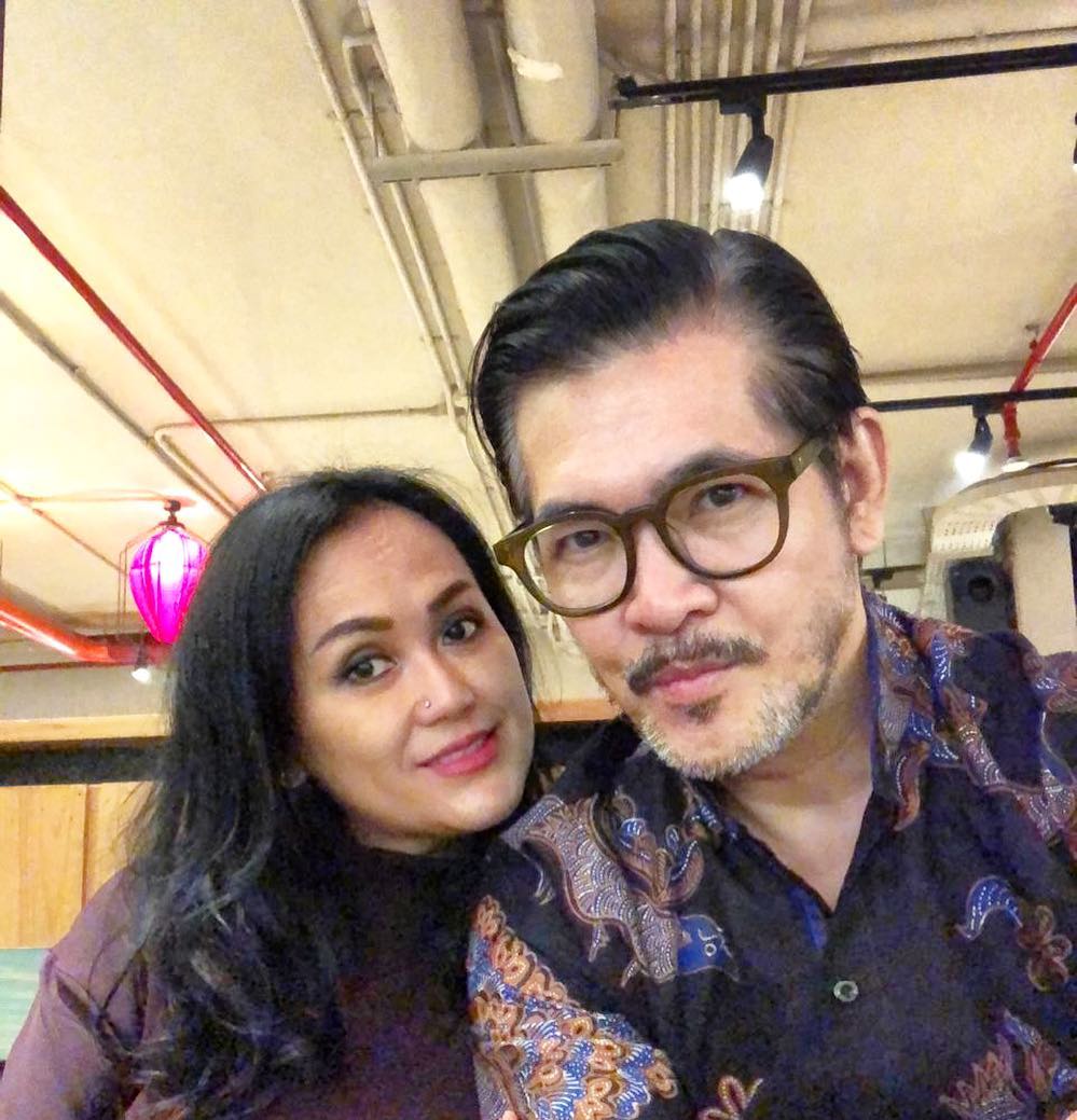 23 Tahun Menikah, Ini 10 Keromantisan Ferry Salim dan Istri