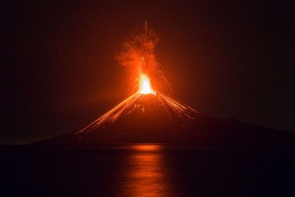 Gunung Anak Krakatau Alami Letusan Gempa 63 Kali, Status WaspadaÂ