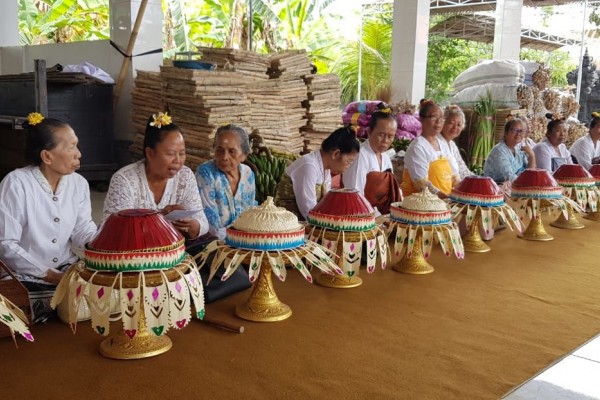 16 Sulinggih Perempuan Bahas Sarana Upacara Kuno di Klungkung