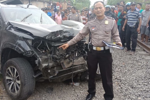 Tidak Ada Palang Pintu, 3 Penumpang Pajero Tewas Dihantam Kereta