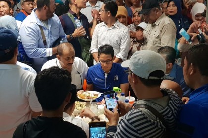 Kampanye di Surabaya, Sandiaga Makan Sop Buntut 'Dinosaurus'