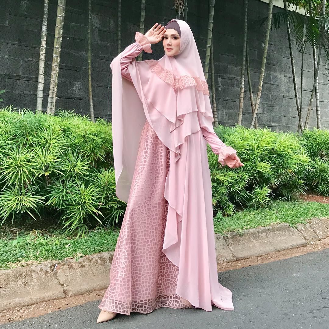 10 Style Hijab Mulan Jameela, Bisa Jadi Ide Hadir ke Kondangan