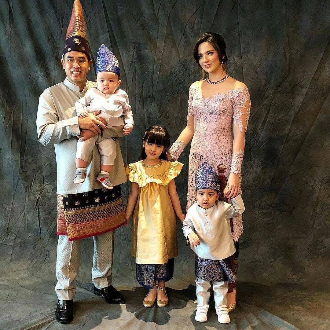 10 Konsep Foto Keluarga dengan Baju Adat, Tampil Ningrat ...