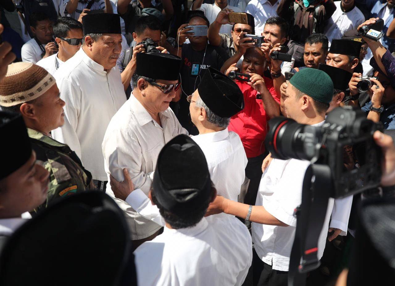 [FOTO] Prabowo-Sandi Mendadak Nyantri Di Hari Santri Nasional