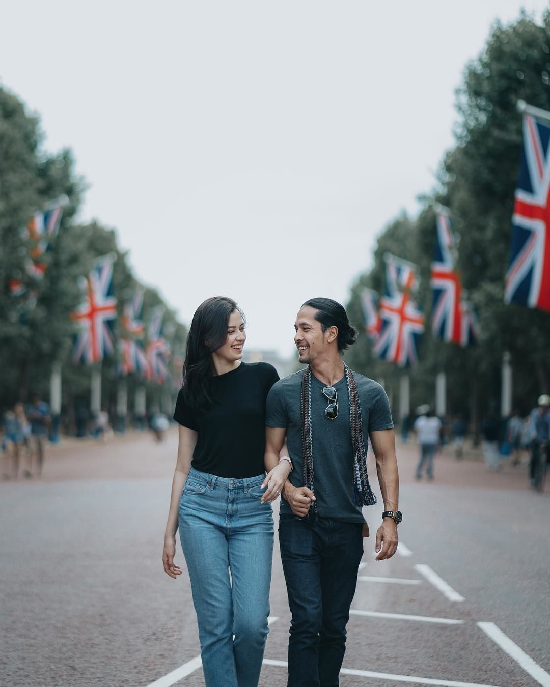 Kasual Sampai Baju Adat 12 Ide Foto Prewedding Seleb Ini Kece Ditiru