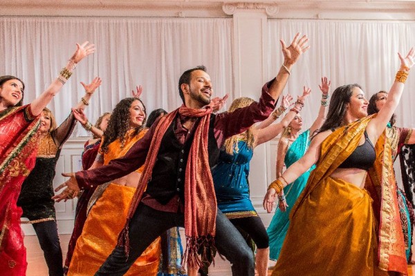 10 Lagu Bollywood Lawas yang Enak Banget Buat Joget, Yuk Nari!