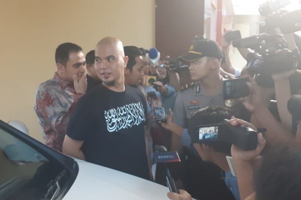 Gunakan Kaos Mirip Lambang HTI, Ini Penjelasan Dhani