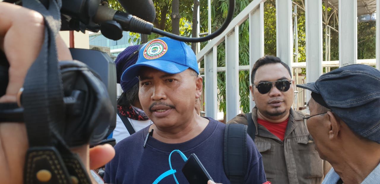 Puluhan Orang Serukan Ahmad Dhani Segera Ditahan agar Tidak Kabur