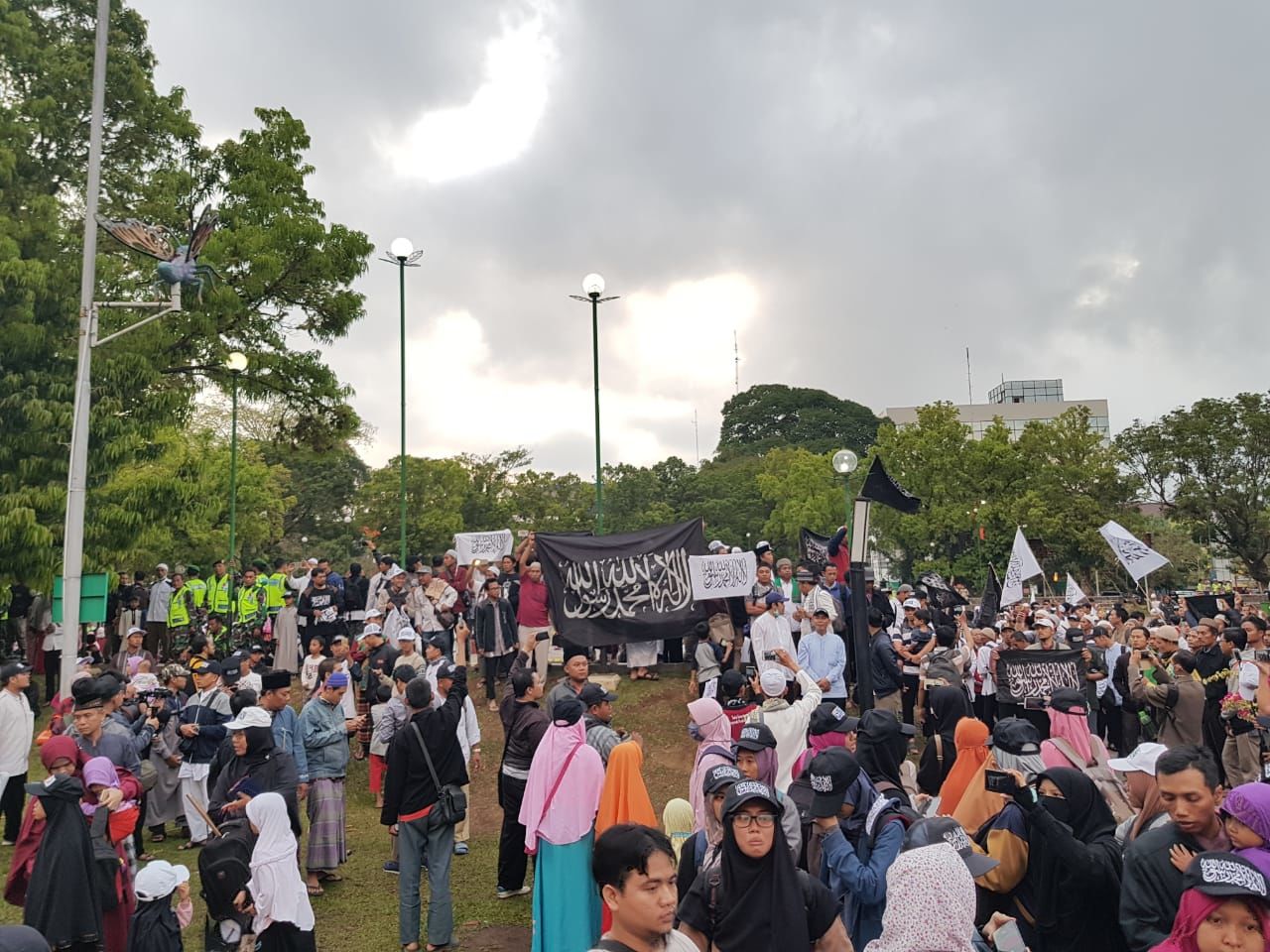 Massa Turun ke Jalan dan Demo Aksi Bela Bendera Tauhid di Jakarta