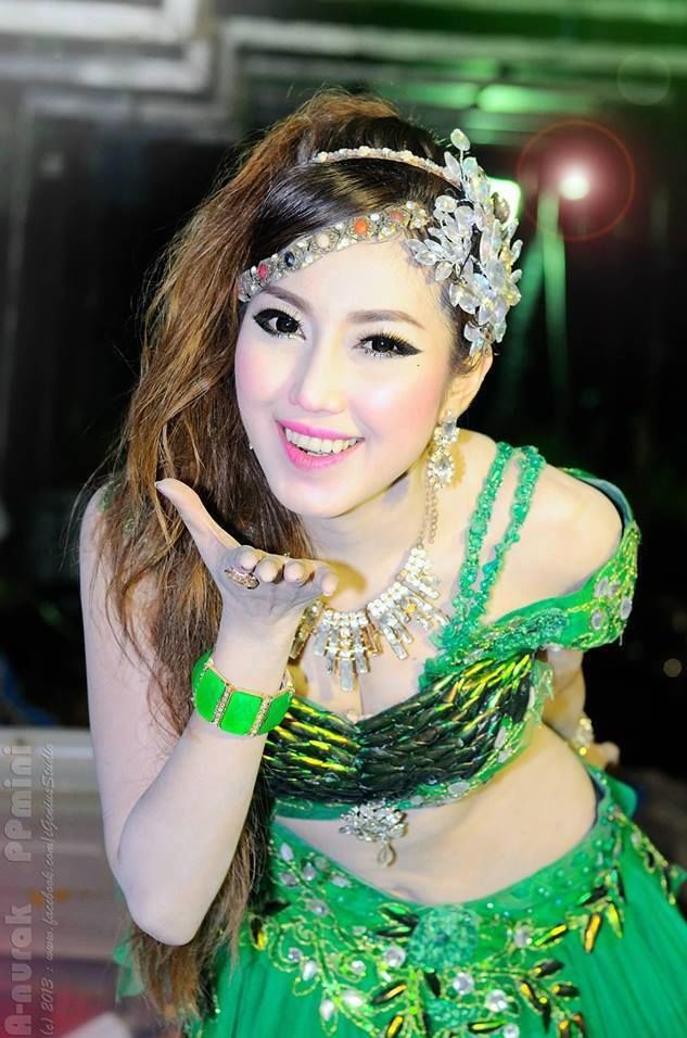 11 Potret Manis Penappa Naebchid yang Viral Lewat Lagu Wik Wik Wik