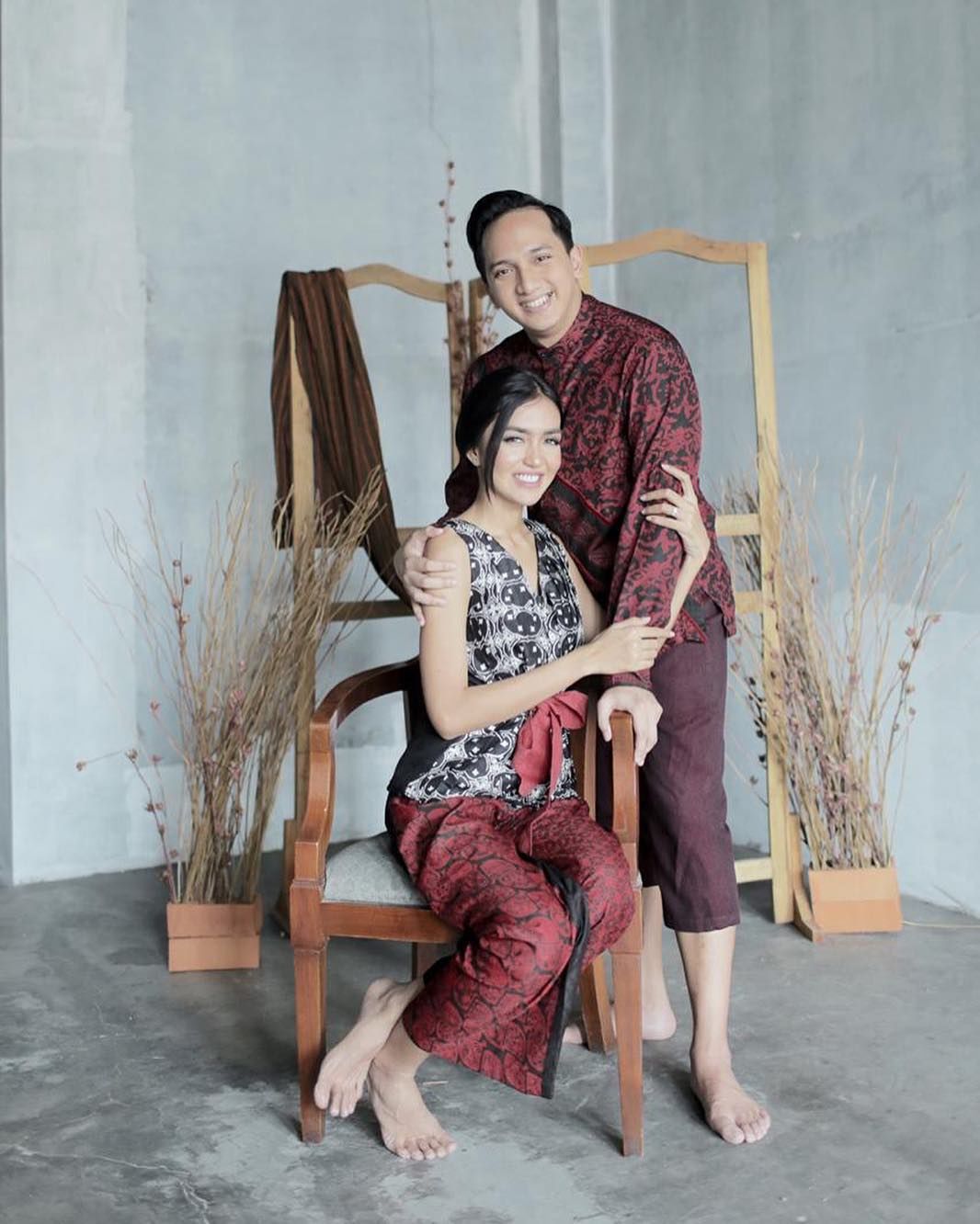 Bernuansa Batik 9 Ide Foto Prewed Ge Pamungkas Ini Romantis Banget
