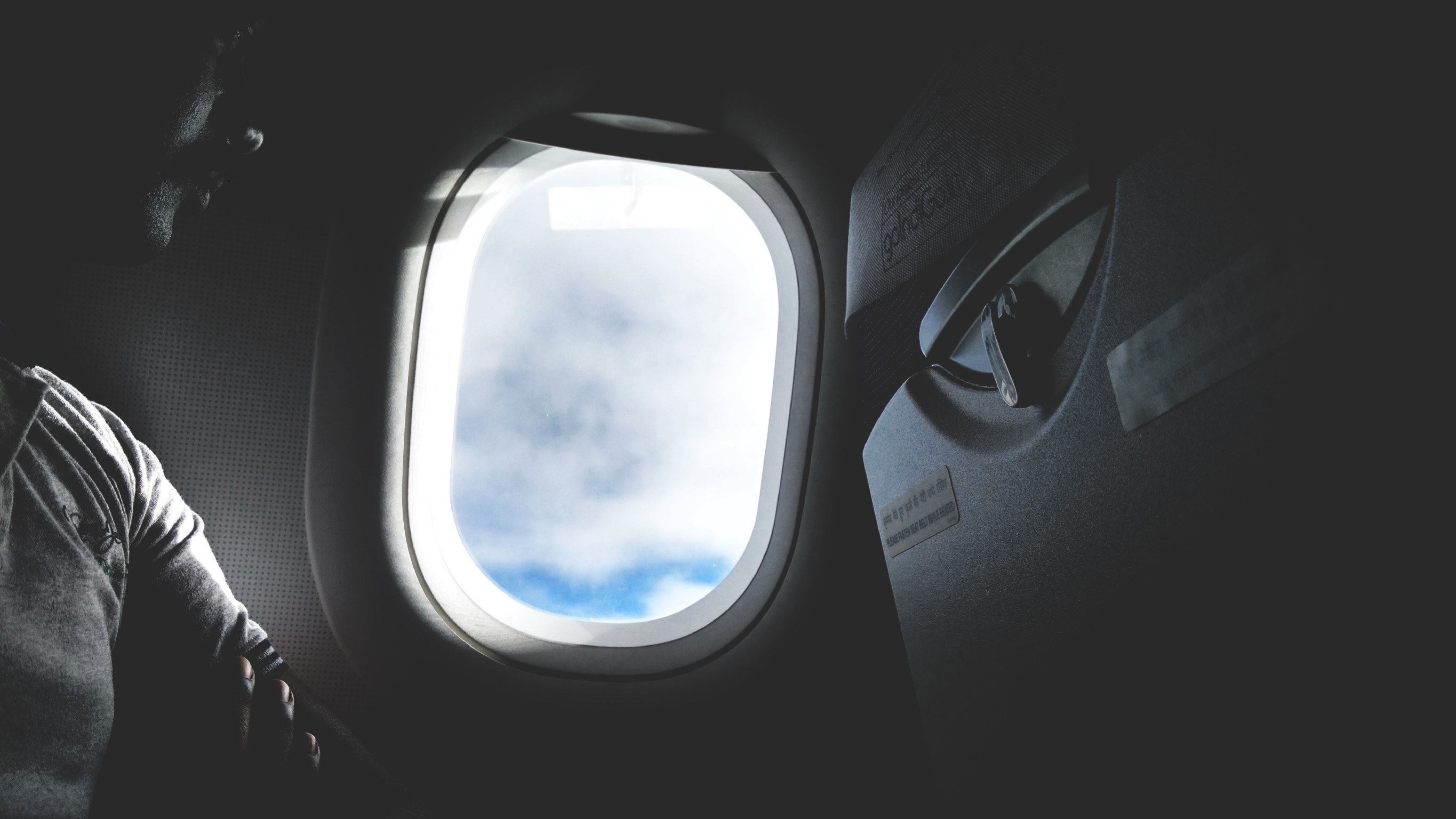 Nyawamu Terancam Jika 6 Hal Berbahaya ini Dilanggar Saat di Pesawat
