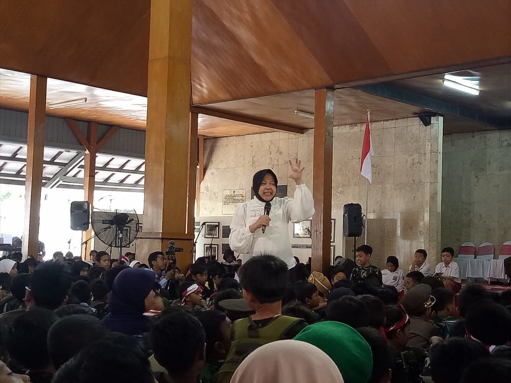 Ditanya Hukuman Guru dengan Kekerasan, Risma Malah Mau Makan Kaus Kaki