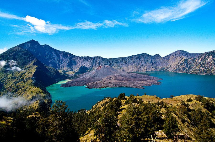 10 Gunung Tertinggi di Indonesia yang Menawan, Impian Para Pendaki Nih