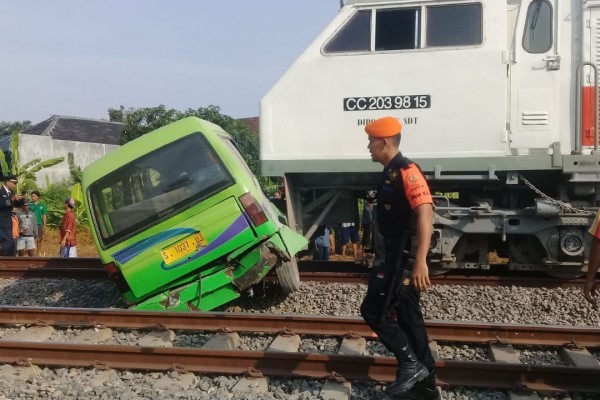 Mesin Mendadak Mogok, Sebuah Angkot Disambar Kereta