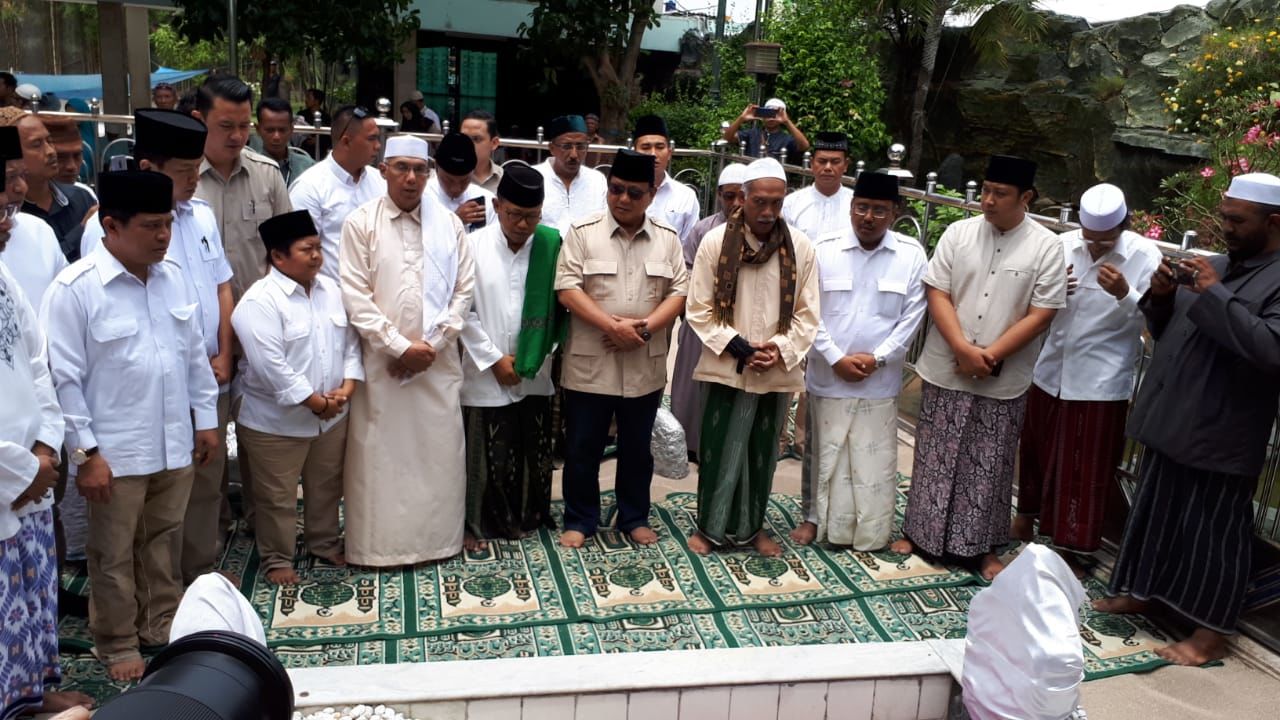 Berziarah ke Makam Sunan Ampel, Prabowo Salat Jumat Bareng Warga