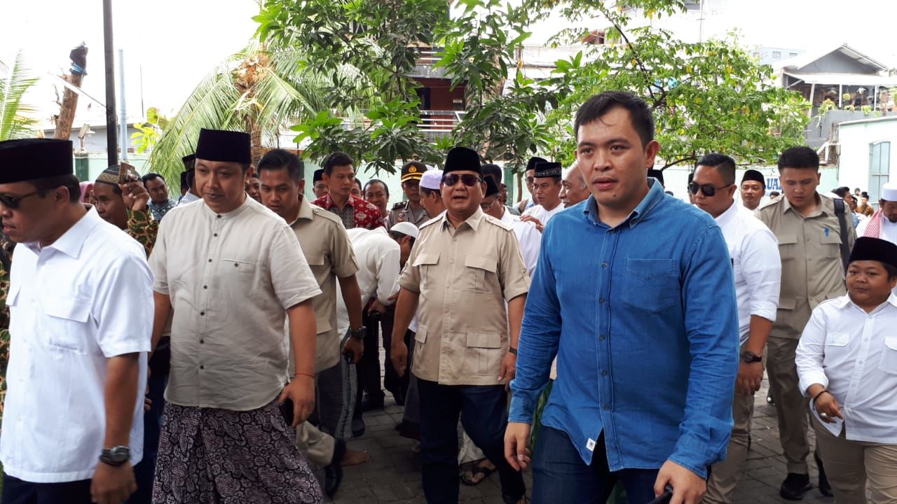 Berziarah ke Makam Sunan Ampel, Prabowo Salat Jumat Bareng Warga