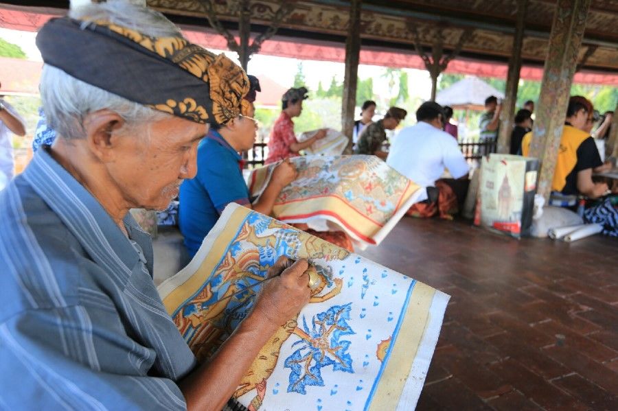Unik, Penduduk Desa di Bali ini Jadi Pelukis Klasik Kamasan