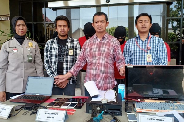 Polisi Bongkar Komplotan Order Fiktif Ojek Online di Surabaya