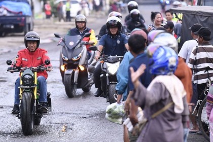 Cek Harga Bahan Pangan di Pasar Anyar, Jokowi Naik Motor Modifikasi
