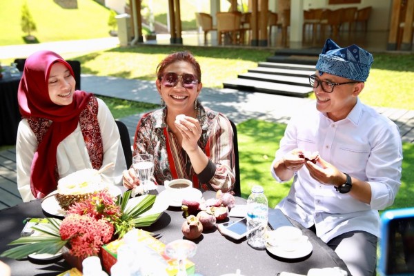 Ketika Menteri Susi “Mabok” Durian dan Jajal Kopi Banyuwangi