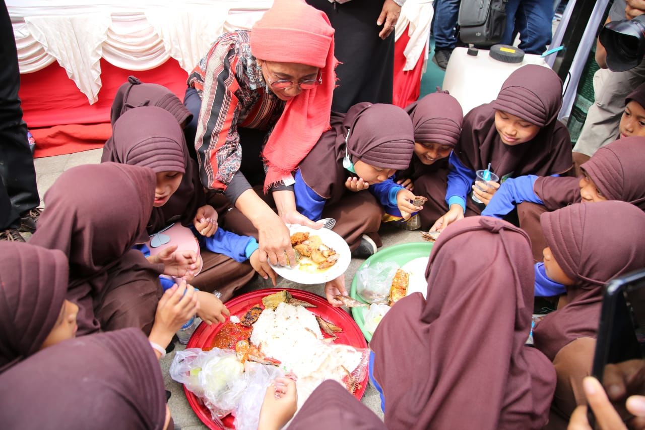 Ajak Gemar Makan Ikan, Menteri Susi Bagikan 3 Ton Ikan di Banyuwangi