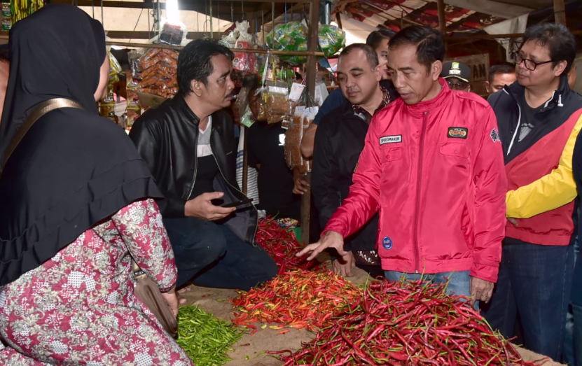 Hasil gambar untuk Saat Jokowi Diajak Pedagang Lihat Pasar Becek di Bandar Lampung