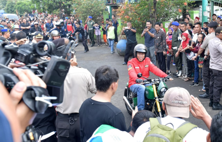 PKS: Gaya Jokowi Bermotor Tidak Jitu Dekati Millennial 