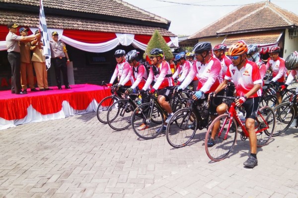 Peringati HUT Brimob ke-73, 1.200 Orang Gowes Surabaya-Jakarta
