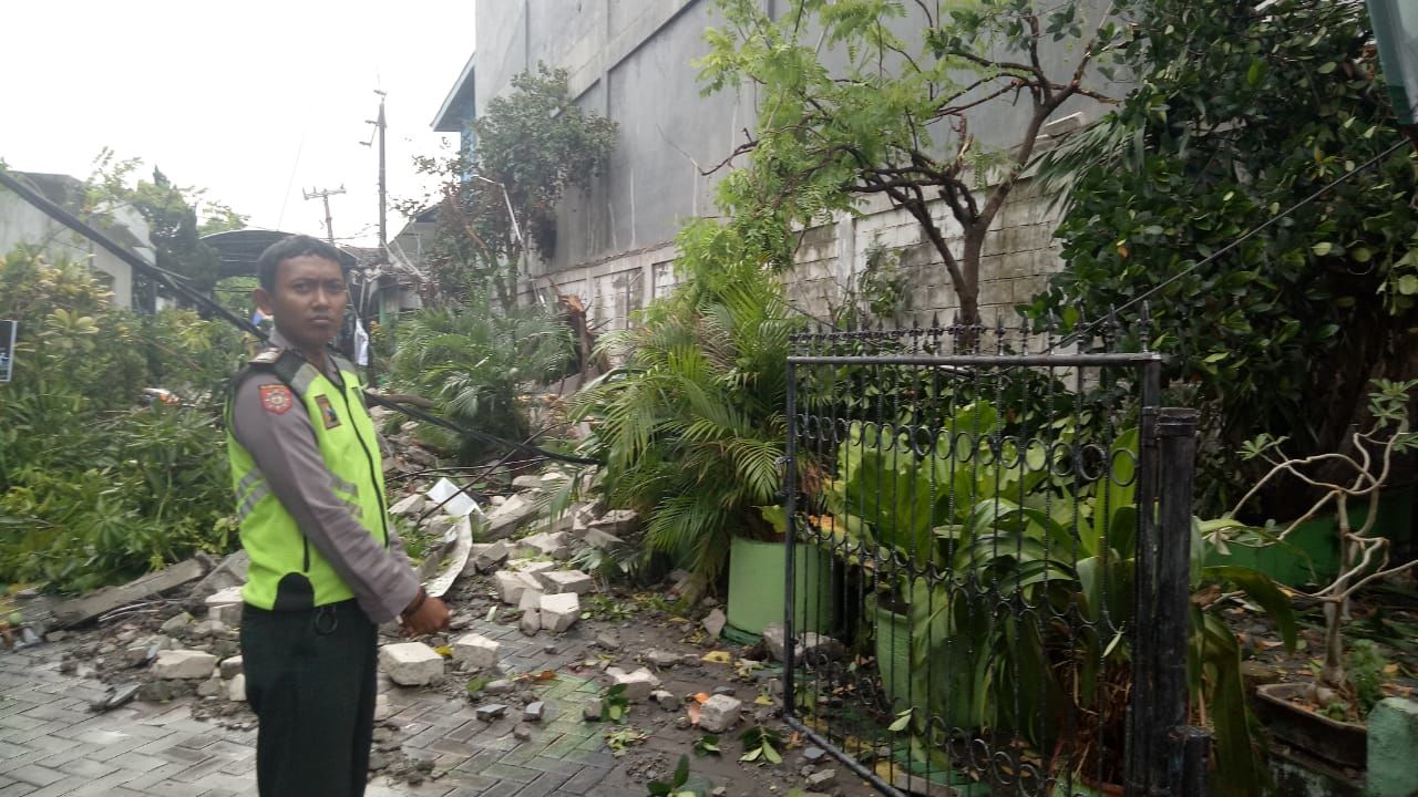 Hujan Deras Melanda Surabaya, Satu Orang Tewas Tersambar Petir