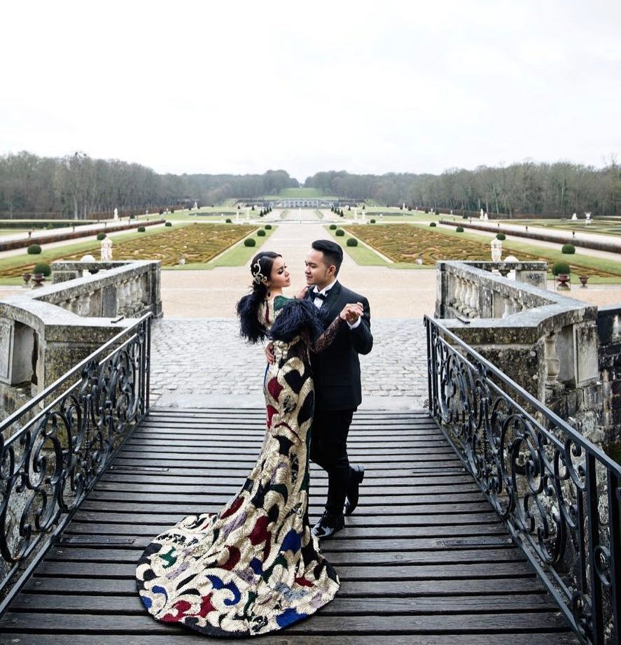 13 Ide Foto Prewed Dengan Gaun Yang Paling Berkesan Terlihat Glamour