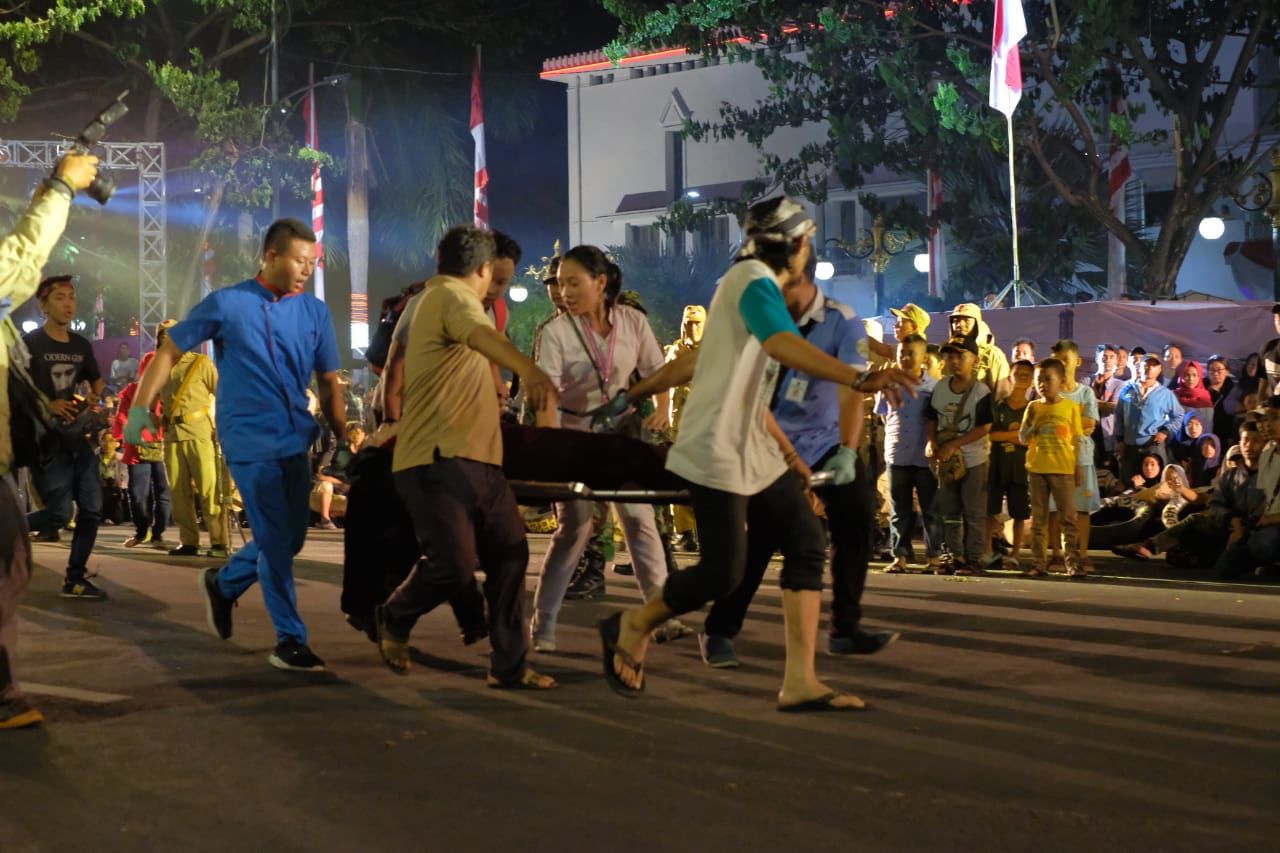 Penonton Surabaya Membara Naik Viaduk Melalui Tangga Liar