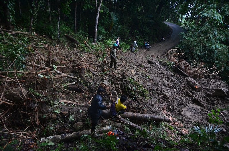 Longsor di Jalur Trans Sulawesi, Jalan Penghubung Majene-Mamuju Lumpuh