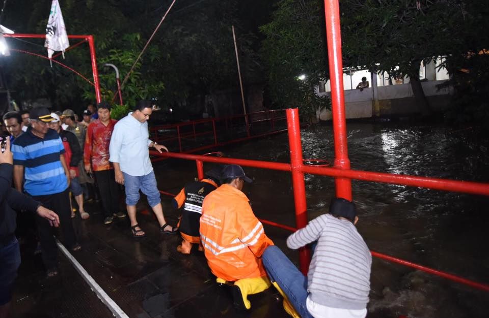 Anies Baswedan Inspeksi ke Daerah Langganan Banjir Jakarta