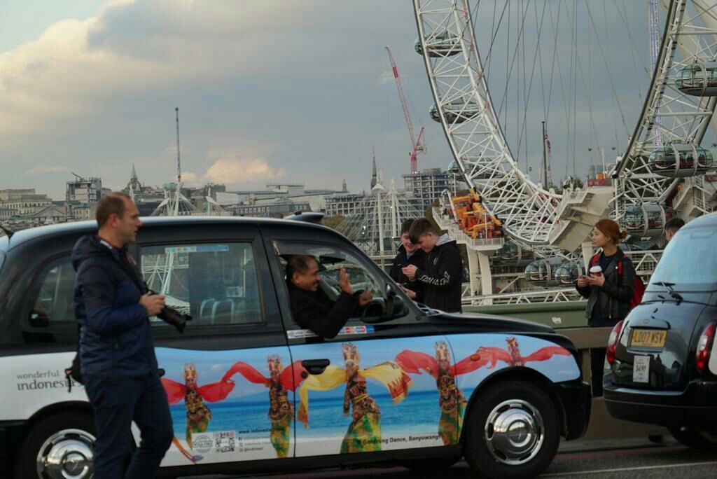 Gambar Gandrung dan Kawah Ijen Hiasi Taxi dan Bus di Inggris  