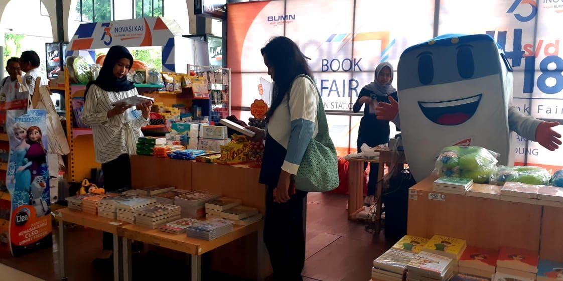 Book Fair on Station, Nunggu Kereta Sambil Belanja Buku