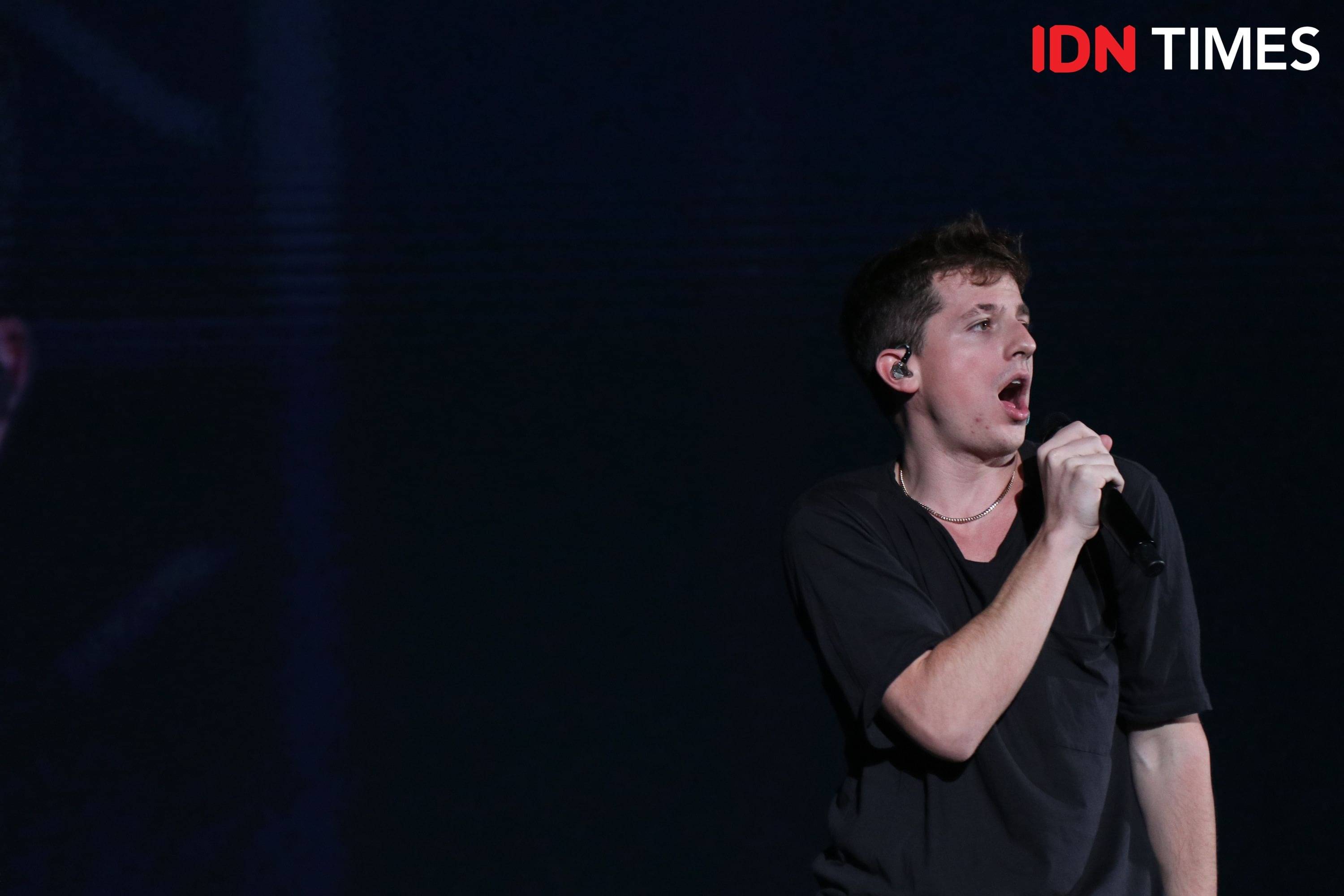 Nyanyikan 16 Lagu, 10 Penampilan Charlie Puth Saat Konser Di Jakarta