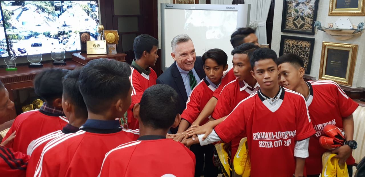 Pecah Telor! 10 Pemuda Surabaya Siap Berlatih Sepak Bola di Liverpool