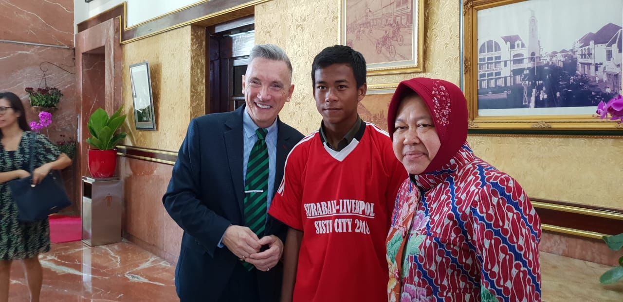 Pecah Telor! 10 Pemuda Surabaya Siap Berlatih Sepak Bola di Liverpool