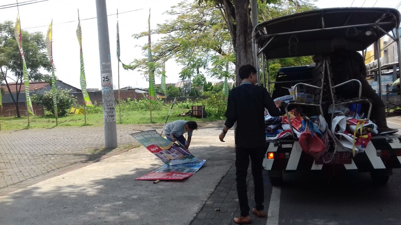 Bawaslu Bersihkan Alat Peraga Kampanye yang Melanggar Aturan di Malang