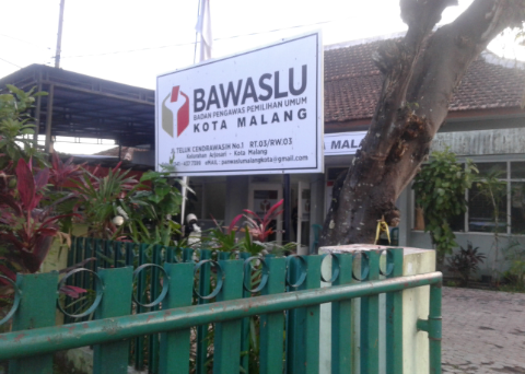 Bawaslu Bersihkan Alat Peraga Kampanye yang Melanggar Aturan di Malang