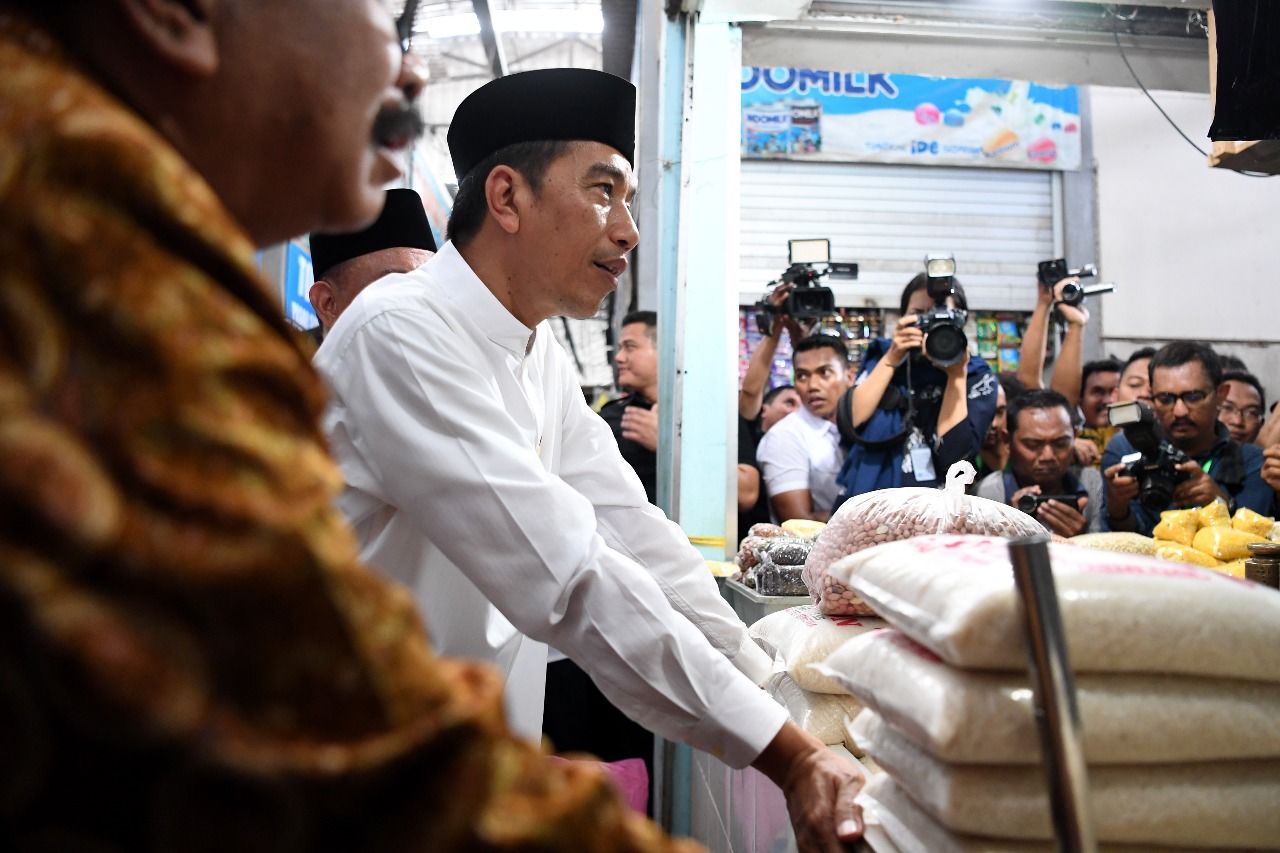 Blusukan di Lamongan, Jokowi Minta Pedagang dan Tengkulak Jaga Harga
