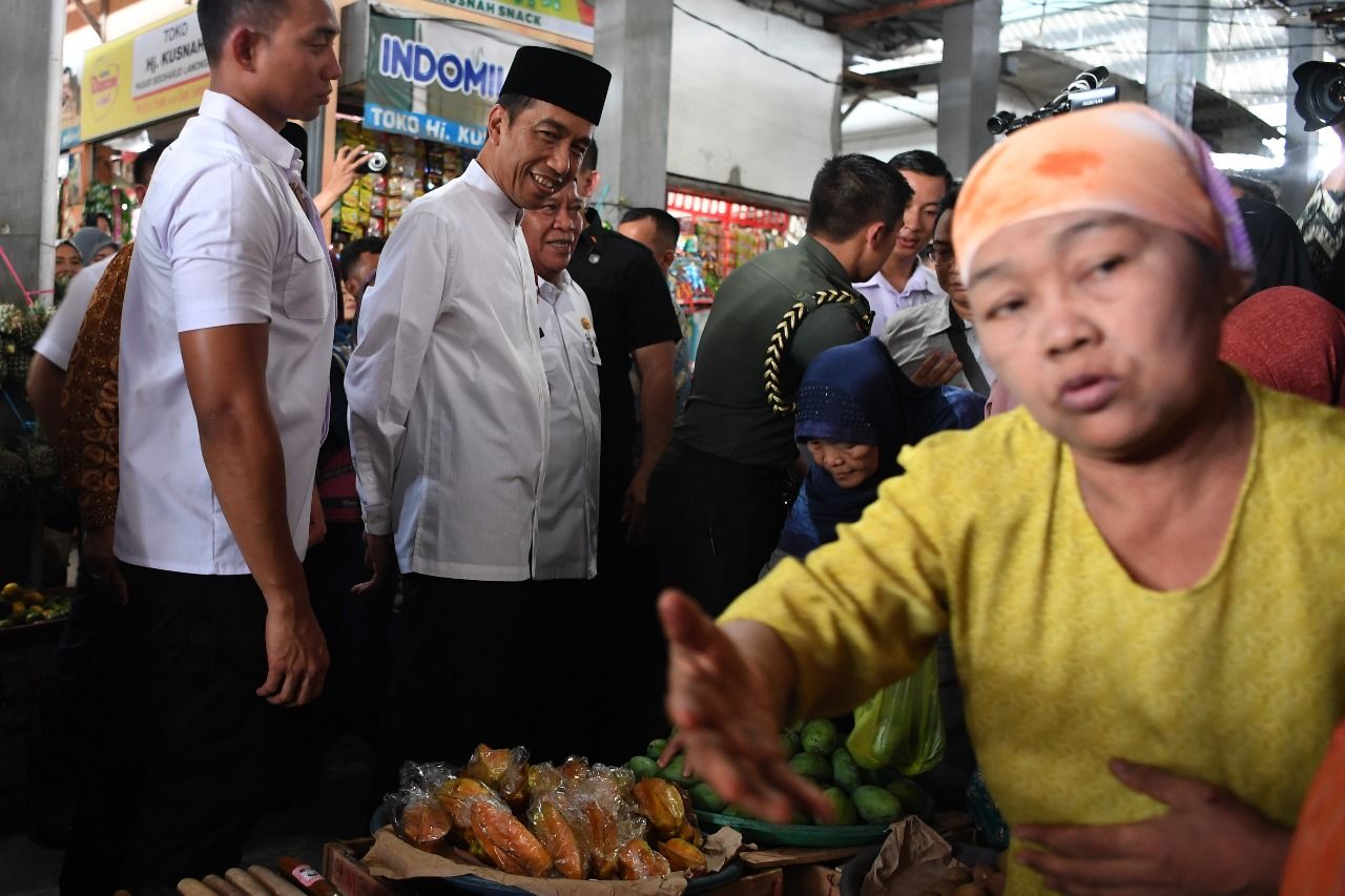Blusukan di Lamongan, Jokowi Minta Pedagang dan Tengkulak Jaga Harga
