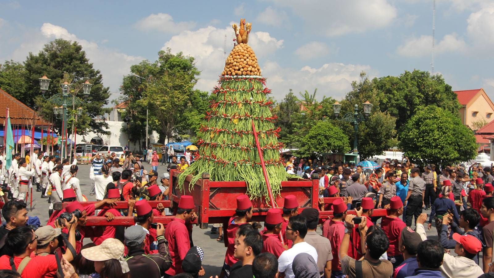 Selain 'Maudu Lompoa', 4 Tradisi Unik Peringatan Maulid di Indonesia