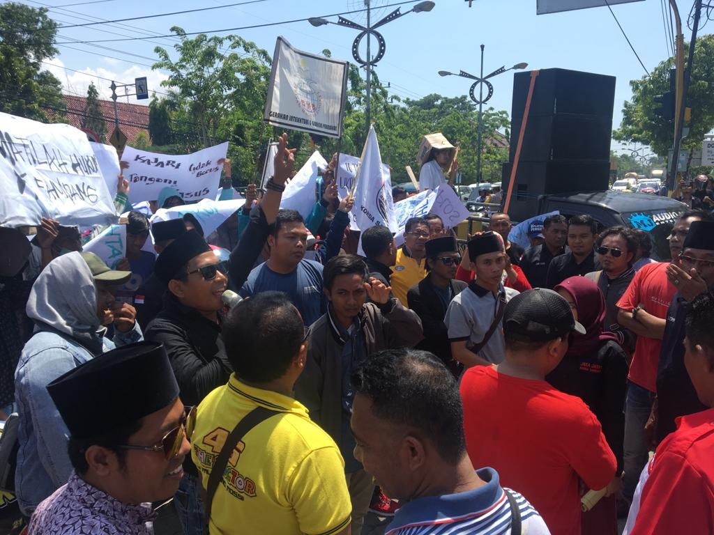 Banyak Kasus Kakap Mandek, Aktivis LSM Sampang Bakar Ban dan Keranda 