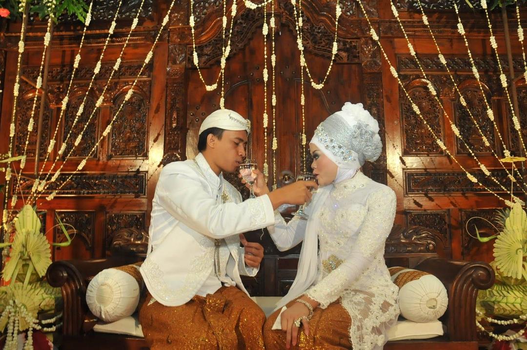 18 Arti Prosesi Sakral Pernikahan Adat Jawa Yang Dijalani Paula-Baim