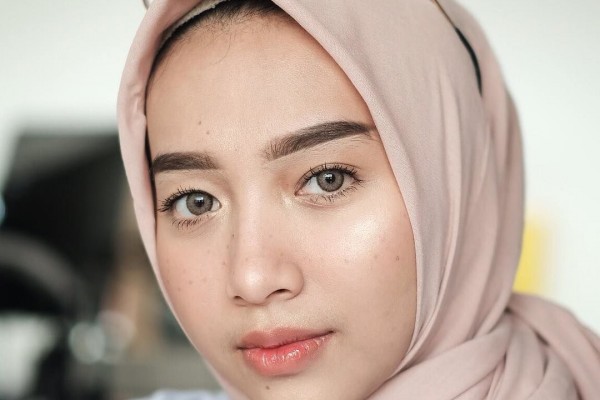 10 Tutorial Makeup  Sederhana yang  Bikin Wajah Awet Muda 