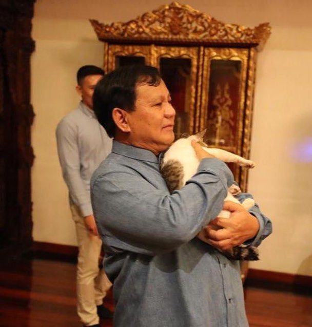 Cute Abis! Inilah 11 Momen Kebersamaan Prabowo & Kucing Kesayangannya