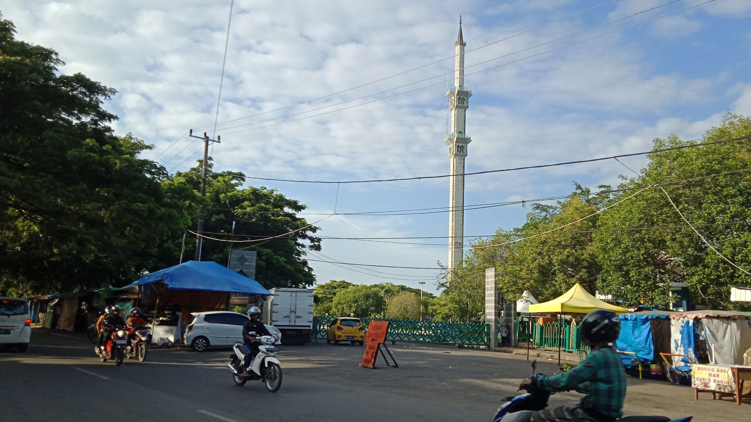 8 Potret Semrawutnya Trotoar Sekitar Masjid Al Markaz Al Islami