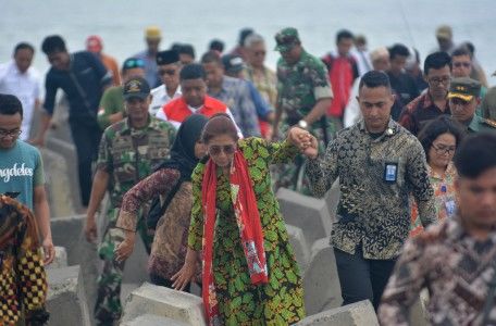 Kunjungi Jember, Menteri Susi ke Pantai Pancer hingga Beri Imbauan Ini